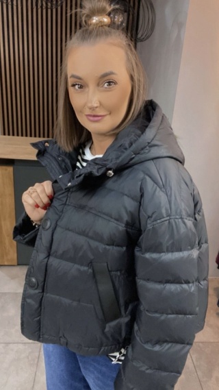 Kurtka z naturalnym puchem i kapturem - Czarna