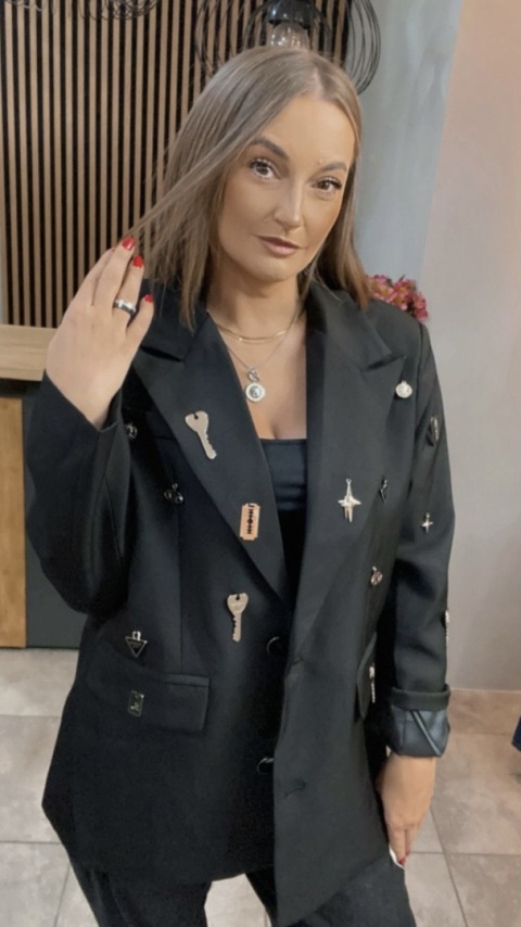 Marynarka C.L Exclusive zdobiona metalowymi aplikacjami