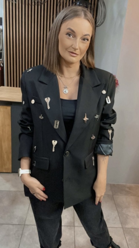 Marynarka C.L Exclusive zdobiona metalowymi aplikacjami