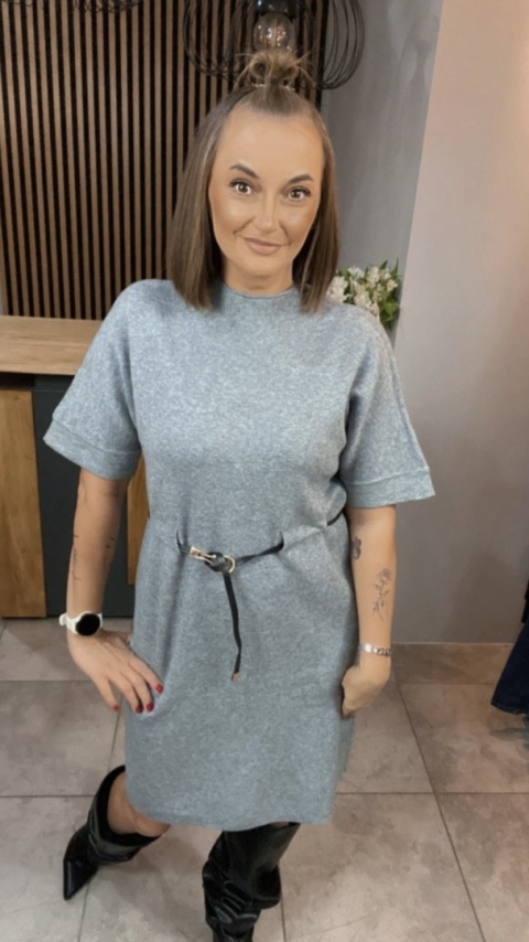 Sukienka dzianinowa Melody z paskiem - Szara