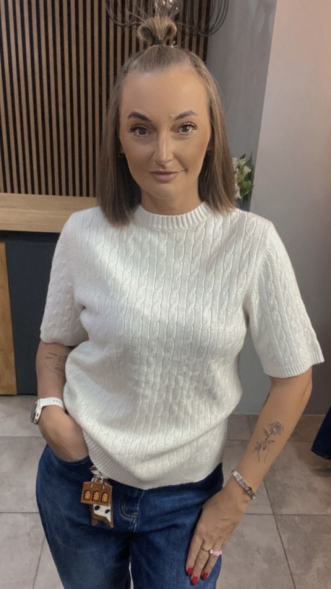 Sweter ze splotem warkoczowym - Śmietanka