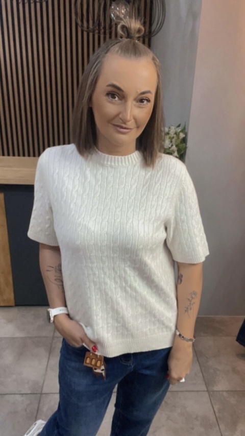 Sweter ze splotem warkoczowym - Śmietanka