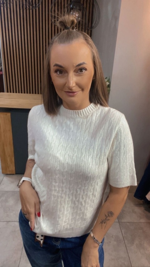 Sweter ze splotem warkoczowym - Śmietanka