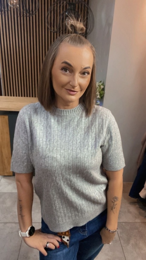 Sweter ze splotem warkoczowym - Beżowy