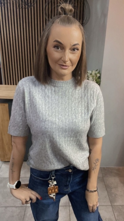 Sweter ze splotem warkoczowym - Beżowy