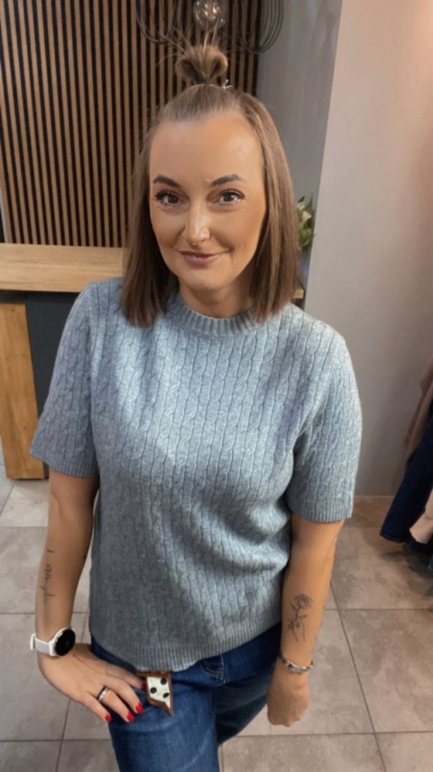 Sweter ze splotem warkoczowym - Szary