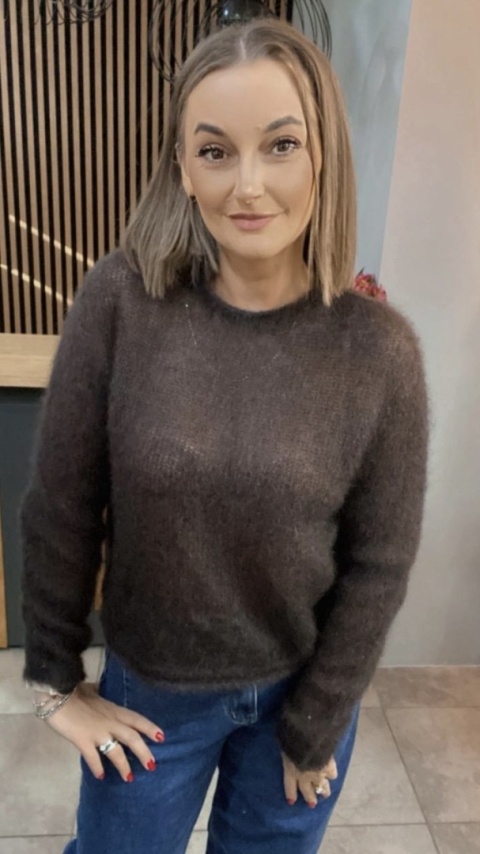 Sweter Kid Moher - klasyczny krój z okrągłym dekoltem - Brąz