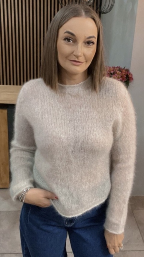 Sweter Kid Moher - klasyczny krój z okrągłym dekoltem - Beż