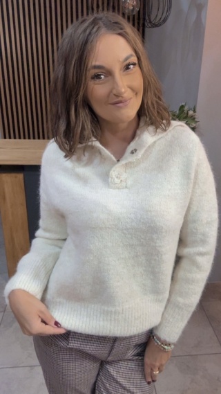 Sweter z wełną i ozdobnymi guzikami w kształcie kwiatów