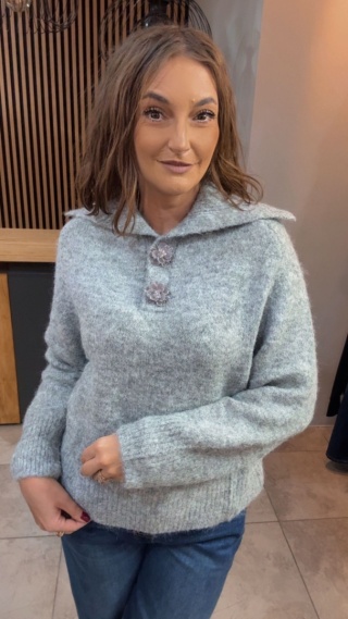 Sweter z wełną i ozdobnymi guzikami w kształcie kwiatów