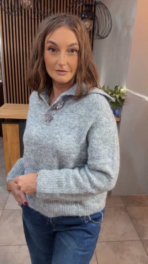 Sweter z wełną i ozdobnymi guzikami w kształcie kwiatów