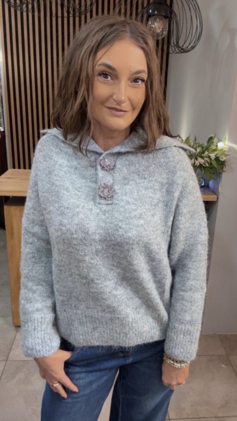 Sweter z wełną i ozdobnymi guzikami w kształcie kwiatów