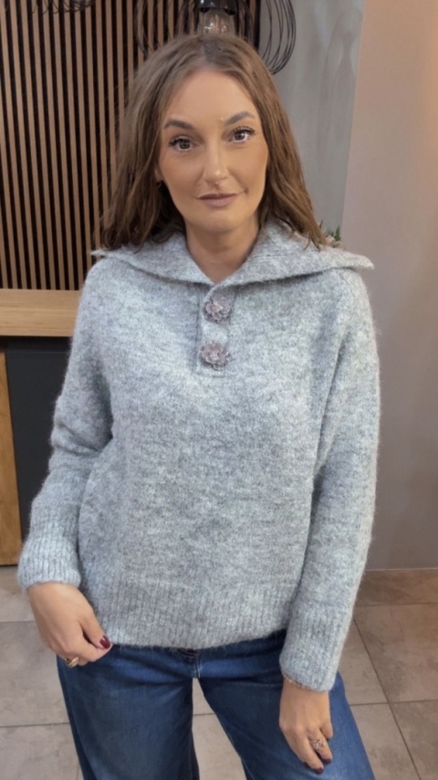 Sweter z wełną i ozdobnymi guzikami w kształcie kwiatów