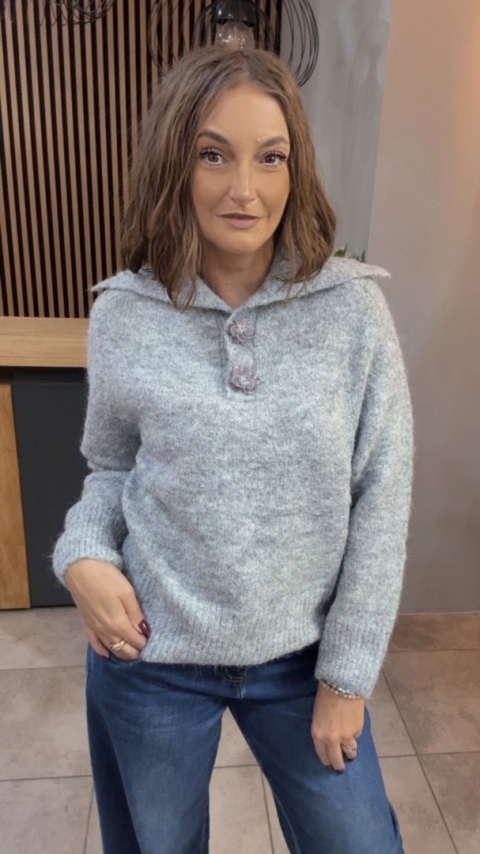 Sweter z wełną i ozdobnymi guzikami w kształcie kwiatów