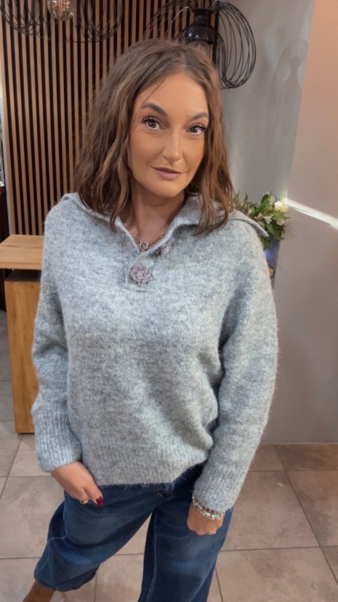 Sweter z wełną i ozdobnymi guzikami w kształcie kwiatów