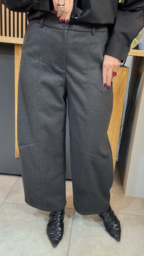 Spodnie „Wełniany komfort, który nosisz z klasą - spodnie JOY."