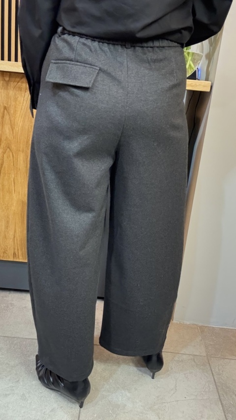 Spodnie „Wełniany komfort, który nosisz z klasą - spodnie JOY."