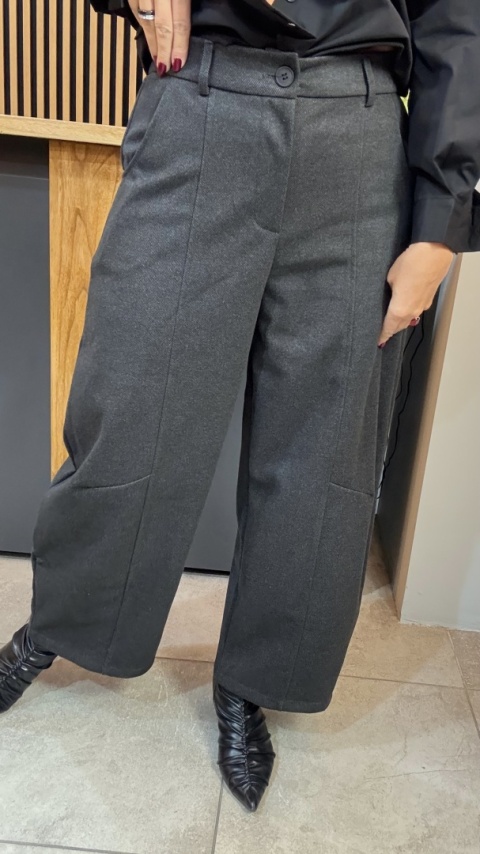 Spodnie „Wełniany komfort, który nosisz z klasą - spodnie JOY."