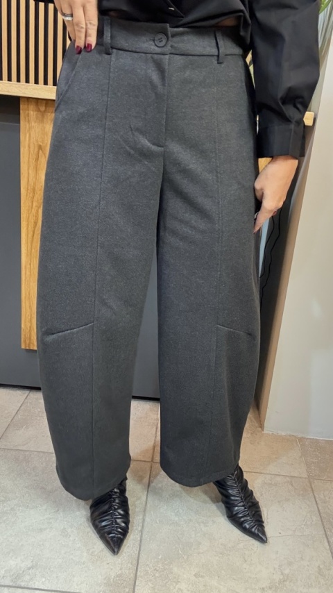 Spodnie „Wełniany komfort, który nosisz z klasą - spodnie JOY."