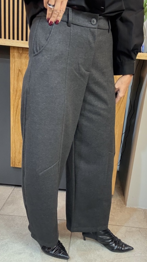 Spodnie „Wełniany komfort, który nosisz z klasą - spodnie JOY."