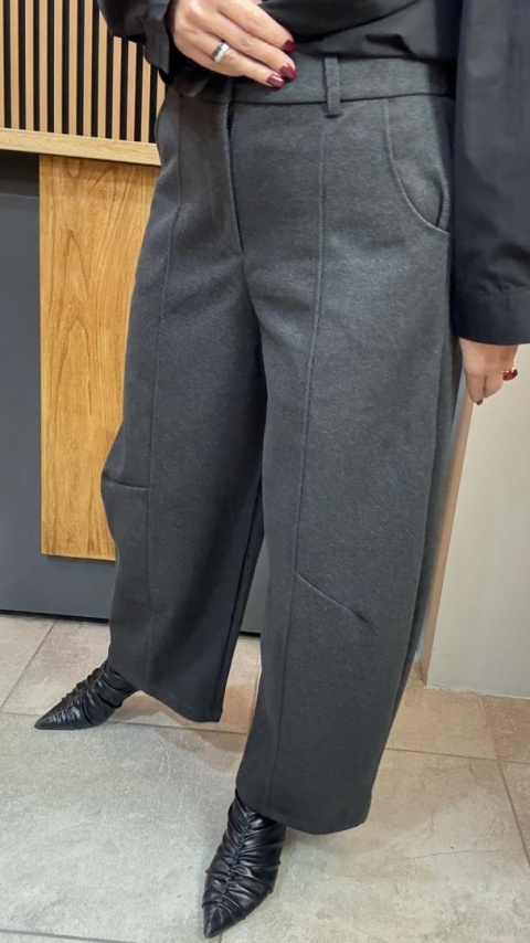 Spodnie „Wełniany komfort, który nosisz z klasą - spodnie JOY."