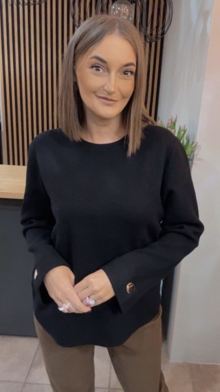 Sweter Finery z ozdobnym guzikiem na mankiecie - Czarny