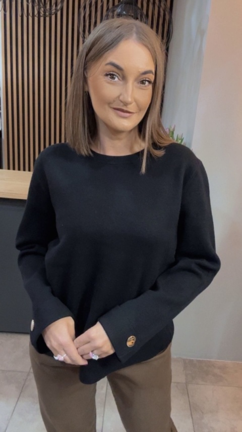 Sweter Finery z ozdobnym guzikiem na mankiecie - Czarny