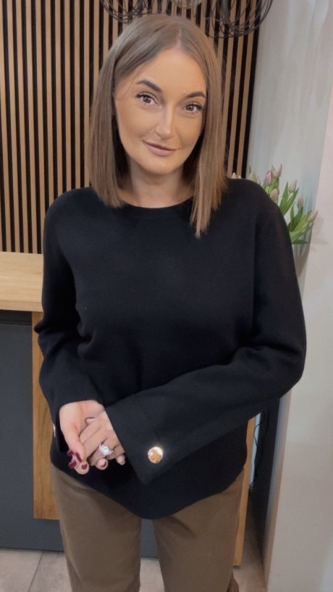 Sweter Finery z ozdobnym guzikiem na mankiecie - Czarny