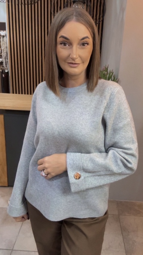 Sweter Finery z ozdobnym guzikiem na mankiecie - Szary