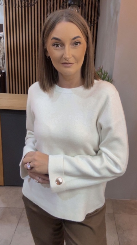 Sweter Finery z ozdobnym guzikiem na mankiecie - Śmietanka