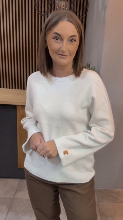 Sweter Finery z ozdobnym guzikiem na mankiecie - Śmietanka