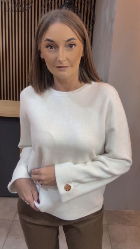 Sweter Finery z ozdobnym guzikiem na mankiecie - Śmietanka