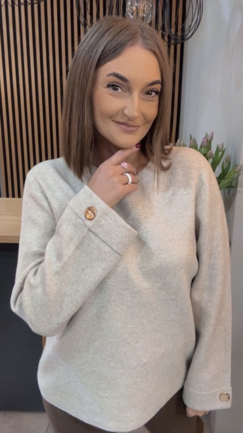 Sweter Finery z ozdobnym guzikiem na mankiecie - Beżowy