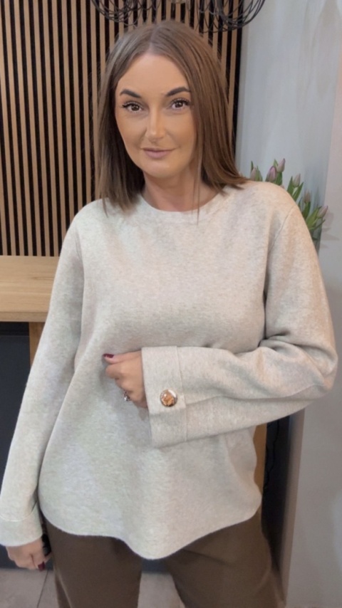Sweter Finery z ozdobnym guzikiem na mankiecie - Beżowy