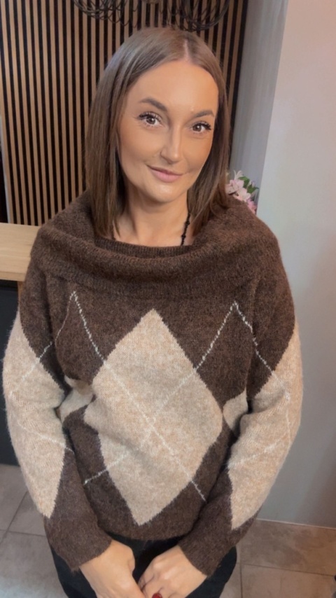 Sweter VICBEE - Argyle z szerokim kołnierzem - Coffee