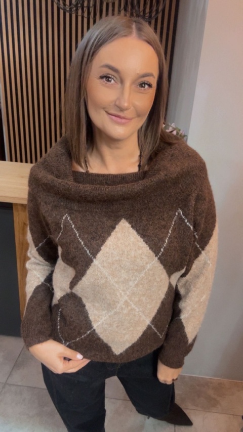 Sweter VICBEE - Argyle z szerokim kołnierzem - Coffee
