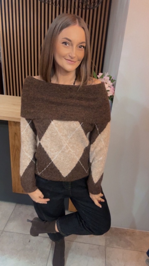 Sweter VICBEE - Argyle z szerokim kołnierzem - Coffee