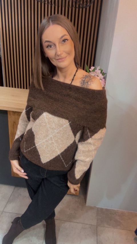 Sweter VICBEE - Argyle z szerokim kołnierzem - Coffee