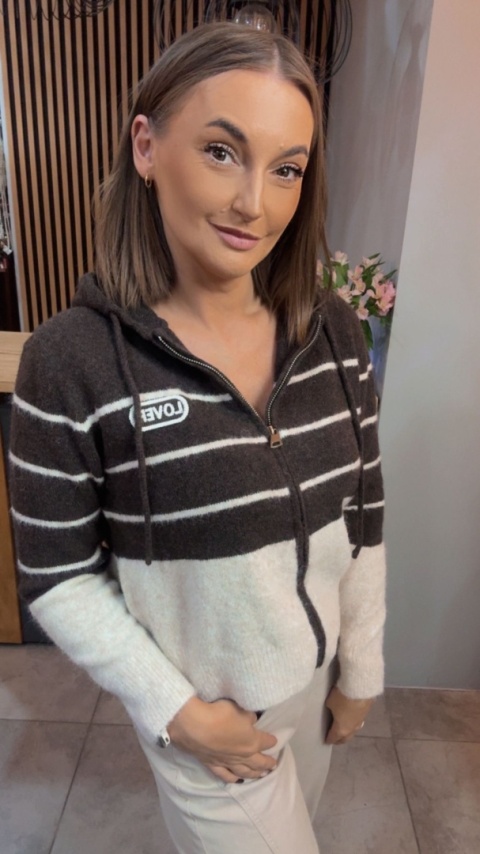 Sweter VICBEE “LOVER” z kapturem – brązowo-kremowy w paski