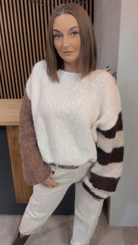 Sweter VICBEE - brązowy / kremowy z kontrastowymi rękawami