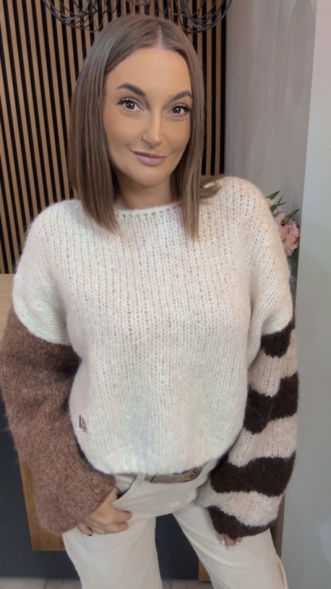 Sweter VICBEE - brązowy / kremowy z kontrastowymi rękawami