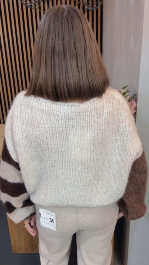 Sweter VICBEE - brązowy / kremowy z kontrastowymi rękawami