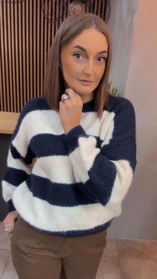 Sweter w pasy oversize - biało-granatowy