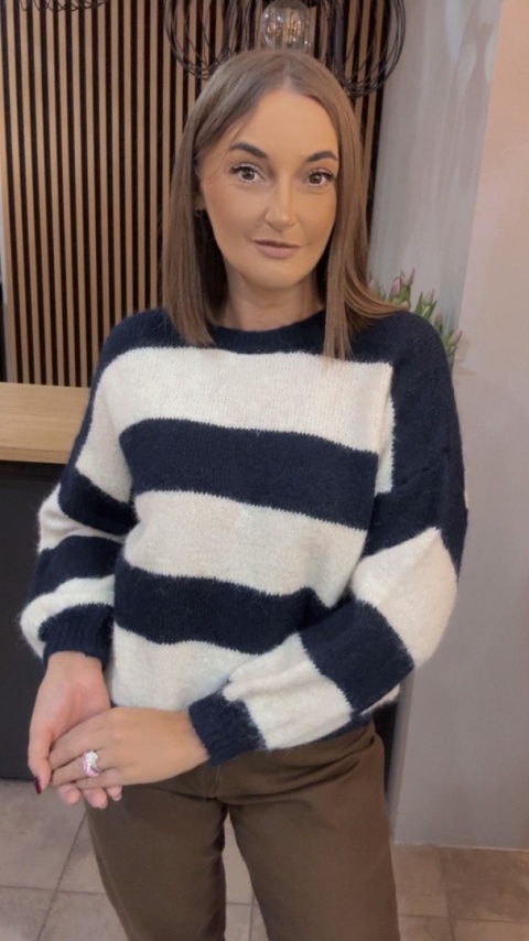 Sweter w pasy oversize - biało-granatowy