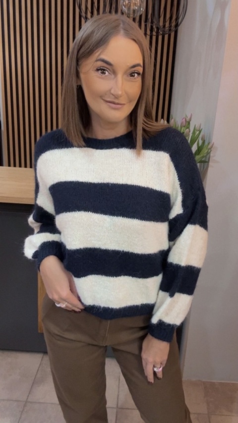 Sweter w pasy oversize - biało-granatowy