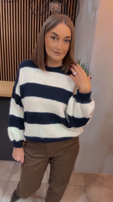 Sweter w pasy oversize - biało-granatowy