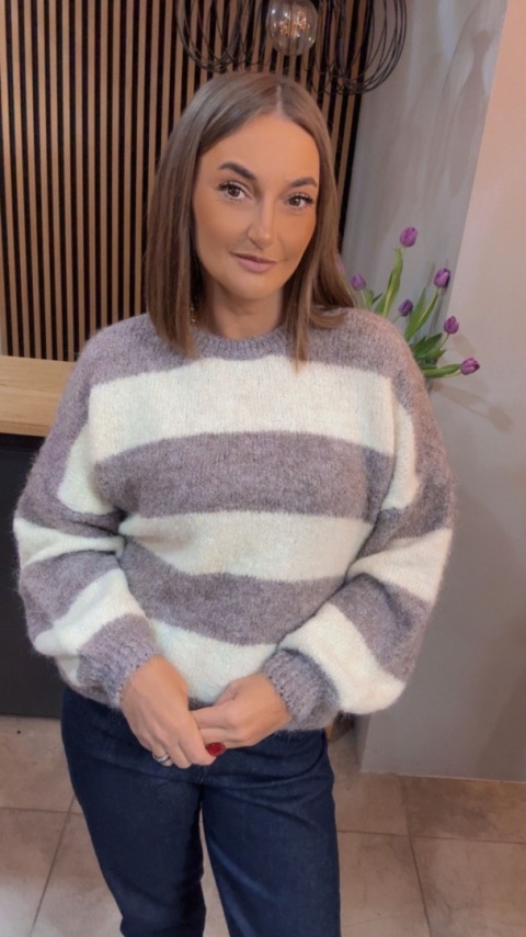 Sweter w pasy oversize - biało–szary