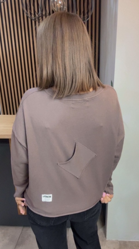 Bluza damska oversize z ozdobną kieszonką – taupe