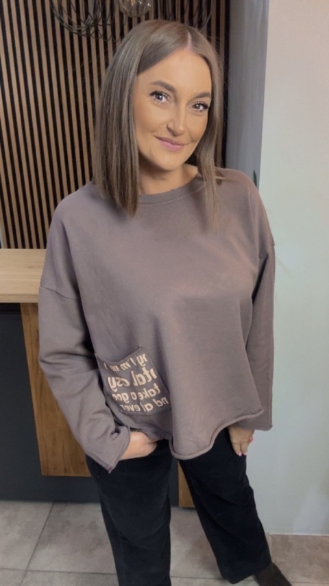 Bluza damska oversize z ozdobną kieszonką – taupe