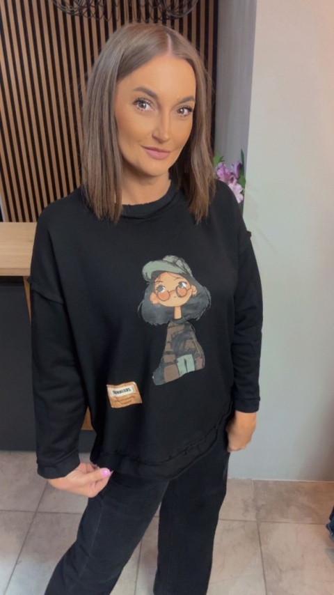 Czarna bluza damska z uroczą grafiką – oversize